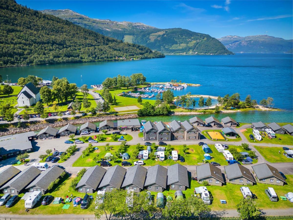 Hotel Mikkelparken Ferietun Kinsarvik Esterno foto