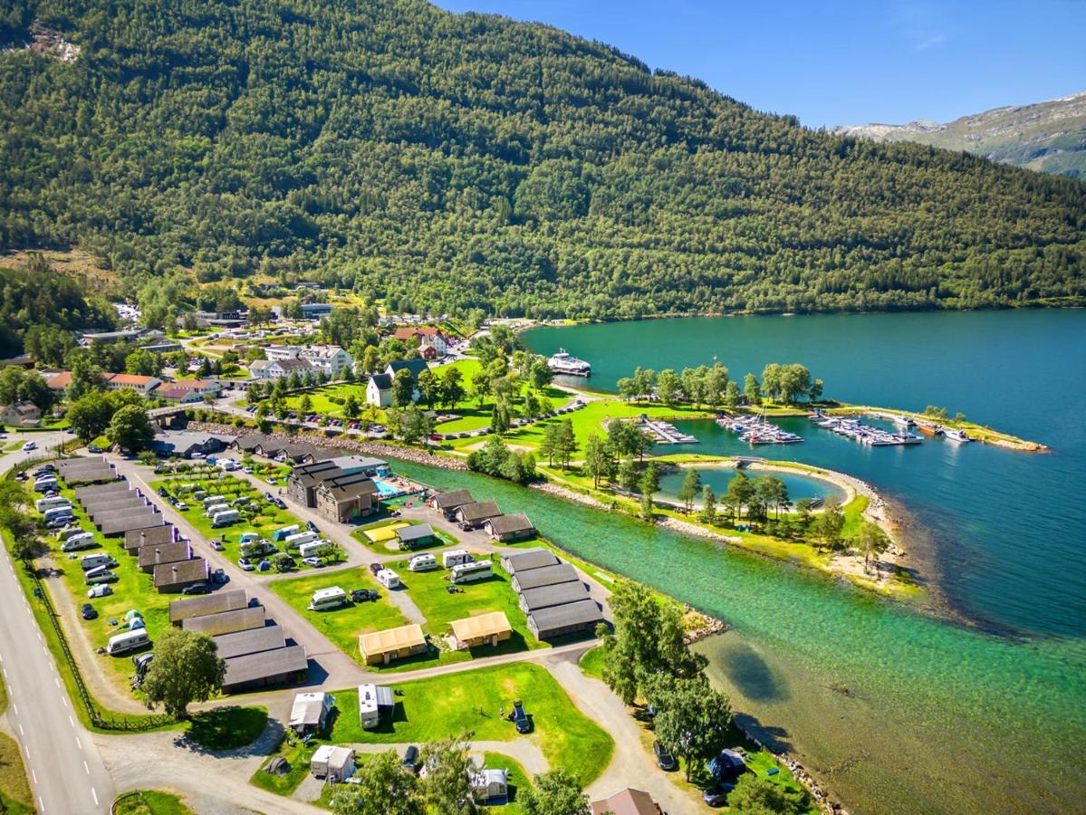 Hotel Mikkelparken Ferietun Kinsarvik Esterno foto